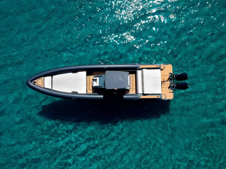 Hire Motorboat  with a boat licence