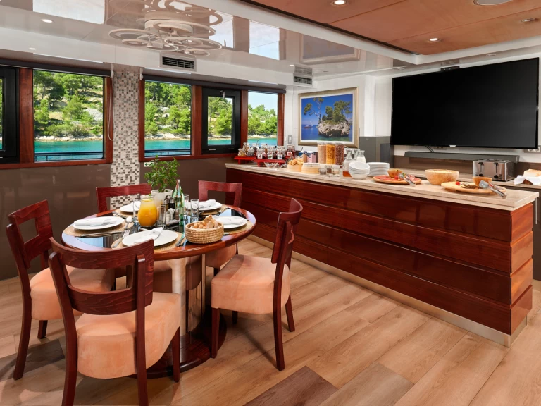 Yacht charter Split -  Motoryacht Queen Eleganza on SamBoat