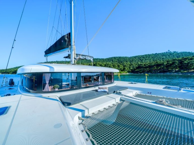 Hire Catamaran Lagoon with a boat licence
