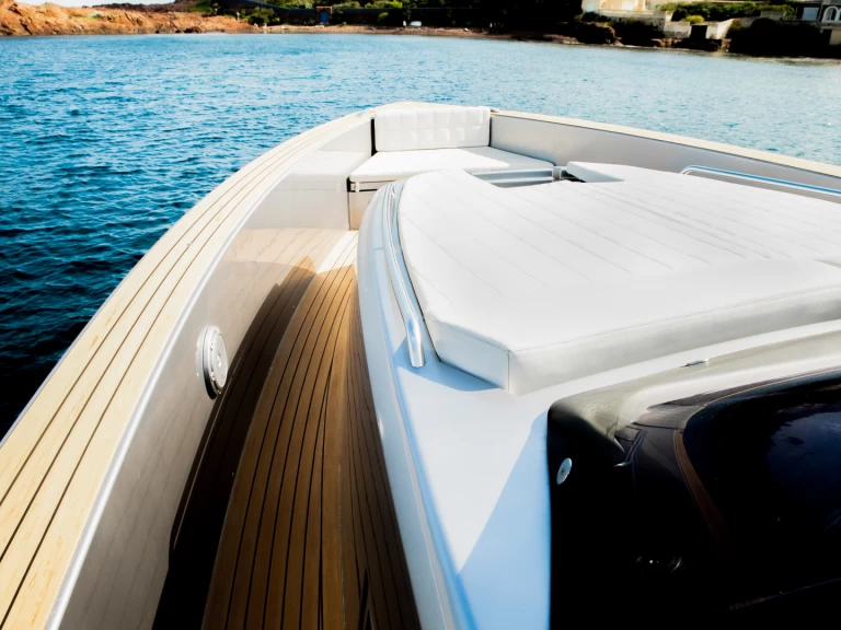 Hire Motorboat Pardo Yachts with a boat licence
