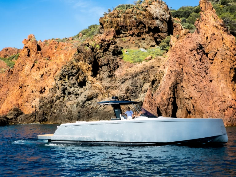 Motorboat to hire Cannes at the best price