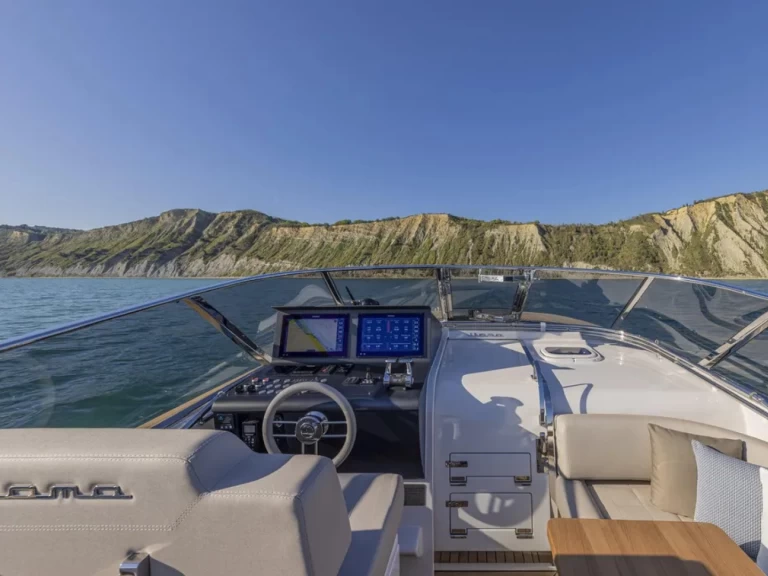 Hire Motorboat Itama with a boat licence