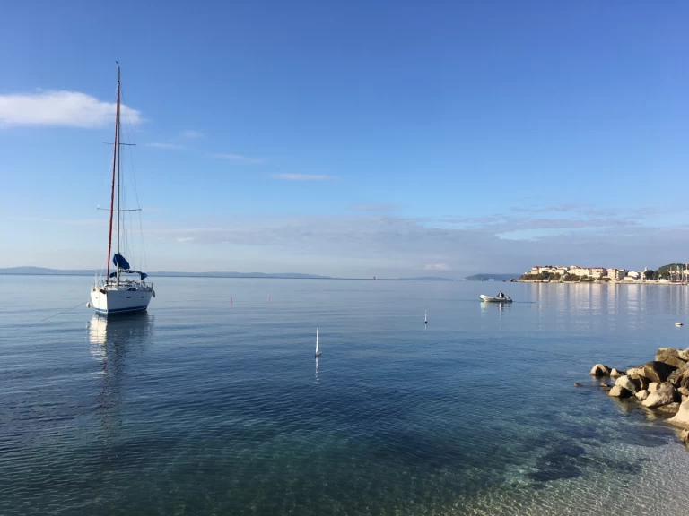 Hire a Bénéteau Oceanis 373 Vis