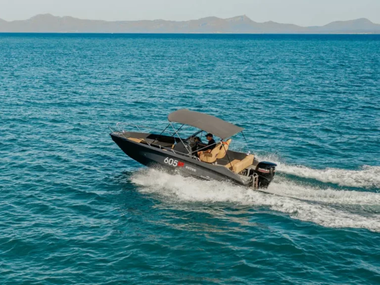 Hire Motorboat Oceanmaster with a boat licence