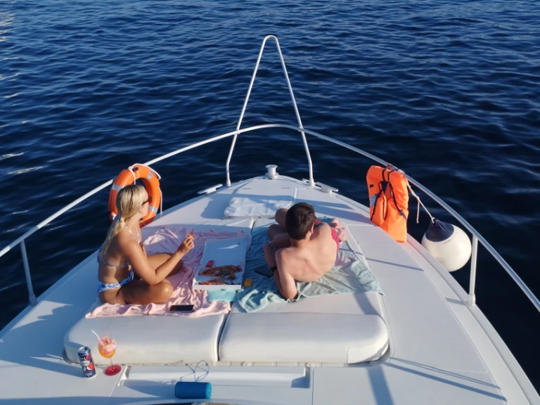 Hire Motorboat Ferretti with a boat licence