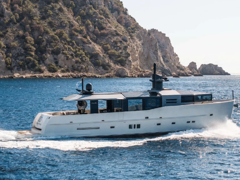 Hire Luxury Yacht Arcadia with a boat licence
