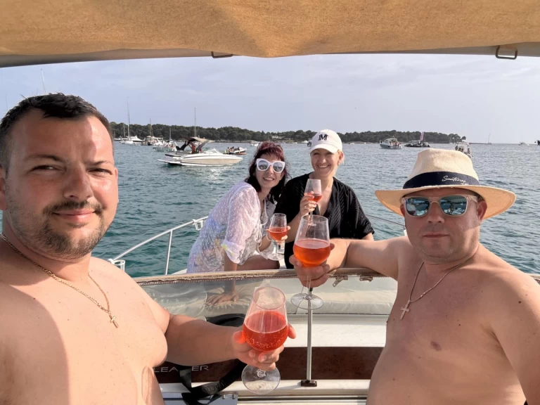 Charter a Jeanneau Cap Camarat 705 in Villeneuve-Loubet on Samboat