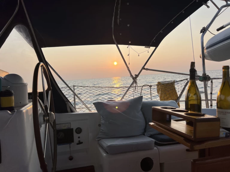 Hire Sailboat Jeanneau with a boat licence