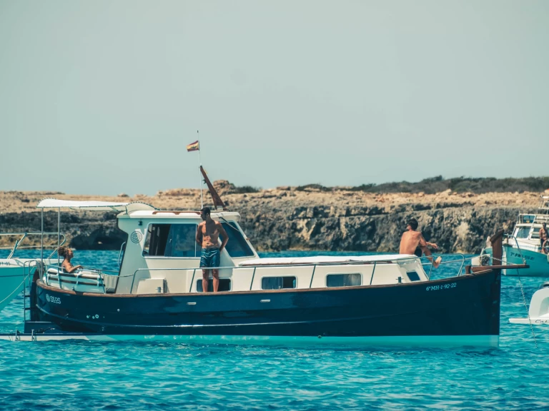 Charter a Menorquin-Yachts 55 in Cala Galdana on Samboat
