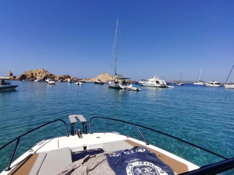 Hire Motorboat Bénéteau with a boat licence