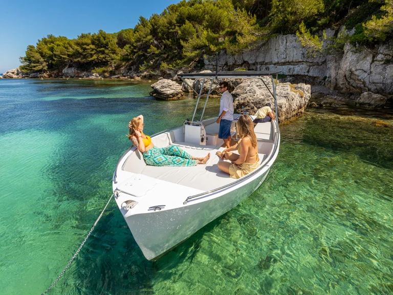 Motorboat to hire Port Pierre Canto at the best price