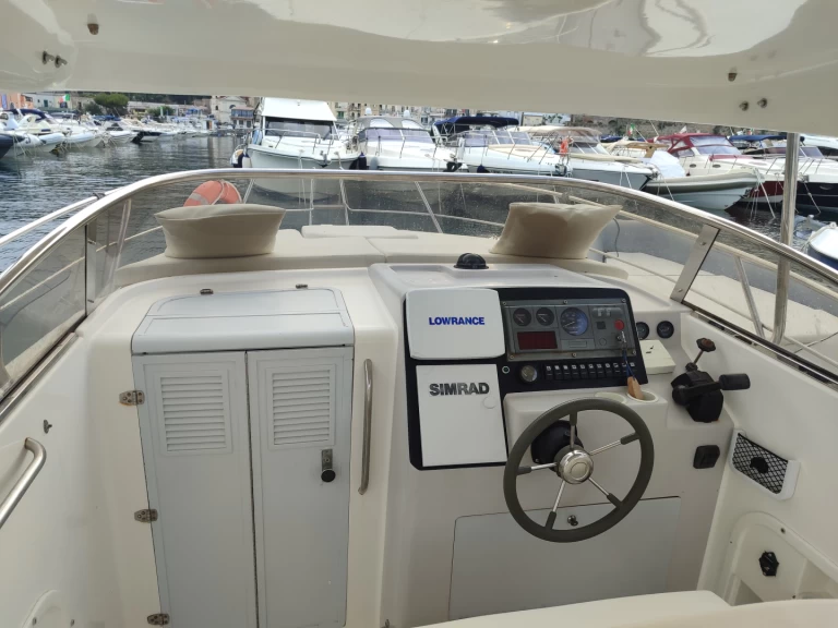 Hire Motorboat Izzo with a boat licence