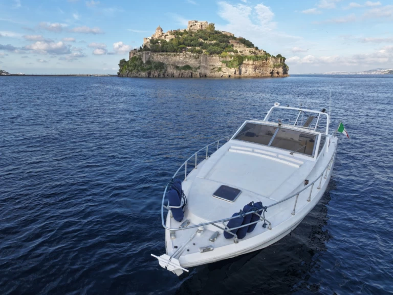 Charter a Mochi Craft Mochi craft 42 in Ischia on Samboat