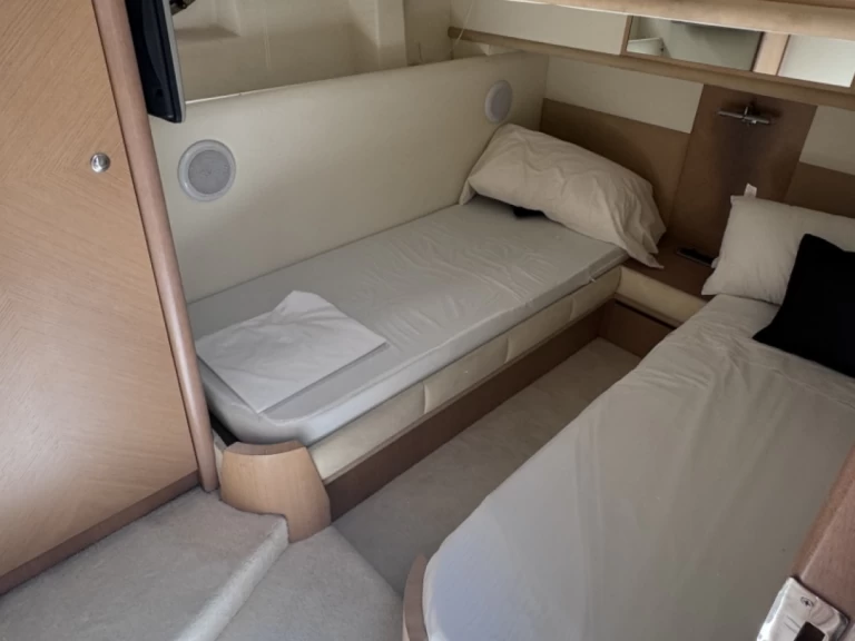 Yacht hire Puerto Banús cheap Astondoa 44 Fly