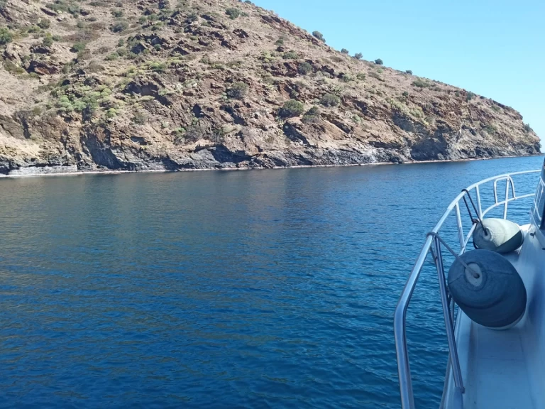 Hire Motorboat Arcoa with a boat licence