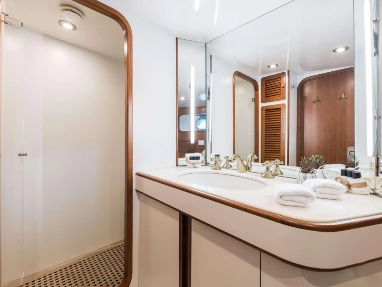 Charter a Lagoon Lagoon 630 Motor Yacht in Ibiza Town on Samboat