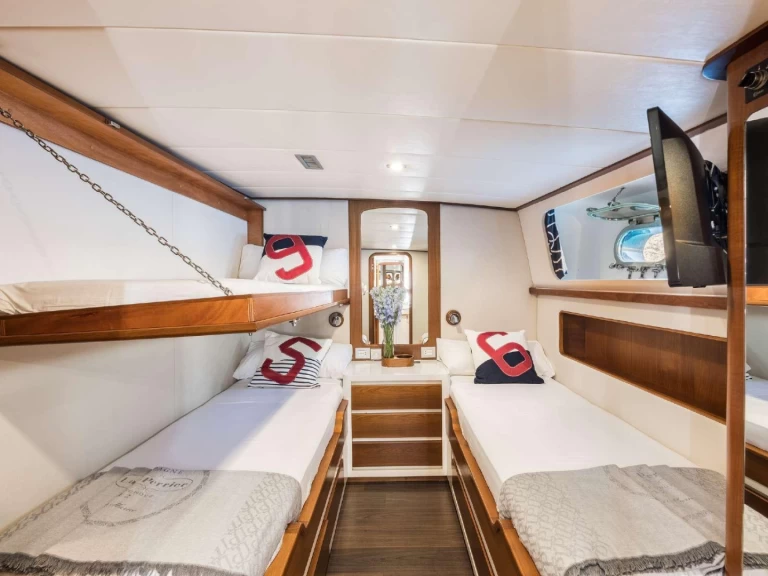 Hire Luxury Yacht Lagoon with a boat licence