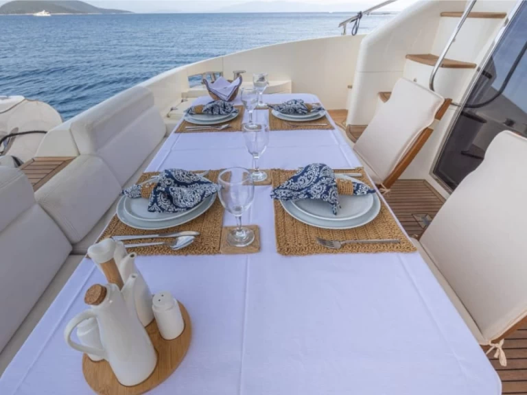 Hire Luxury Yacht Azimut-55 with a boat licence