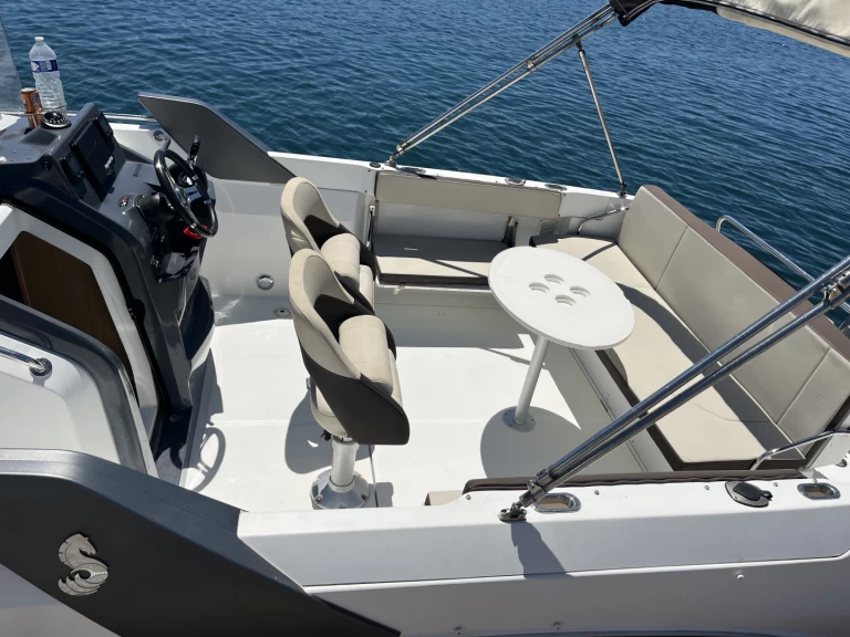 Hire Motorboat Bénéteau with a boat licence