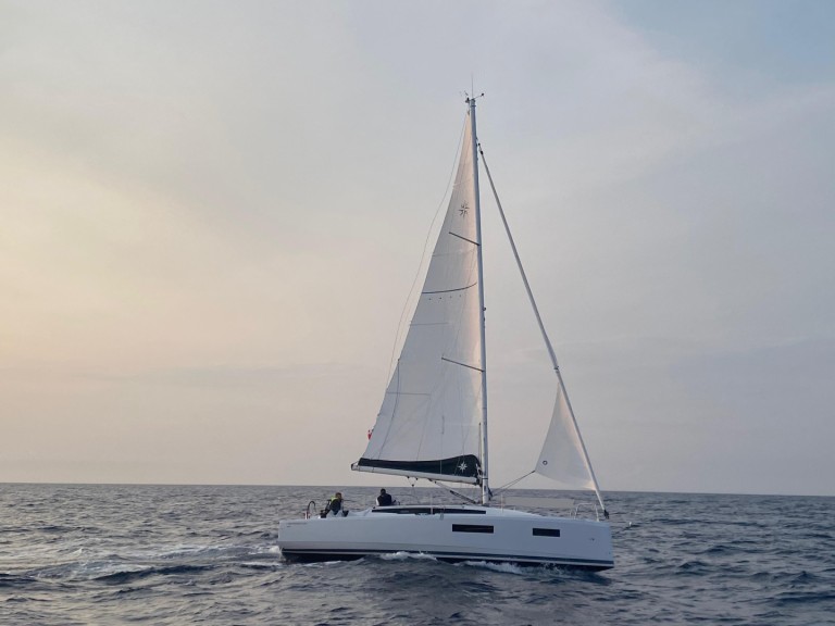 Yacht charter Nettuno - Jeanneau Sun Odyssey 350 on SamBoat