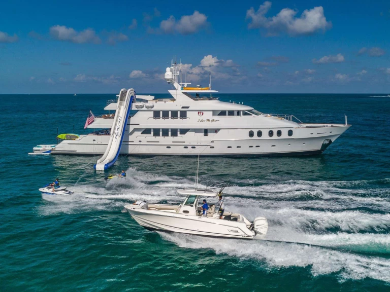 Luxury Yacht to hire Bahamas at the best price