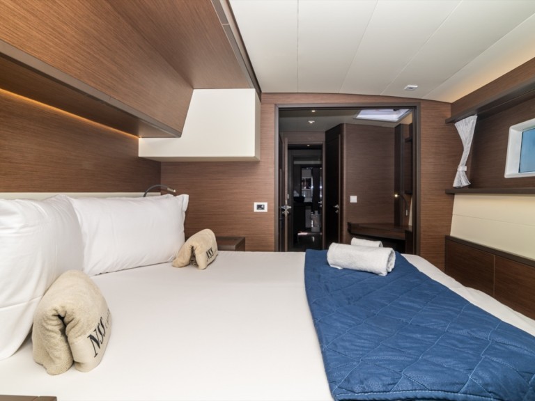 Hire Catamaran Lagoon with a boat licence