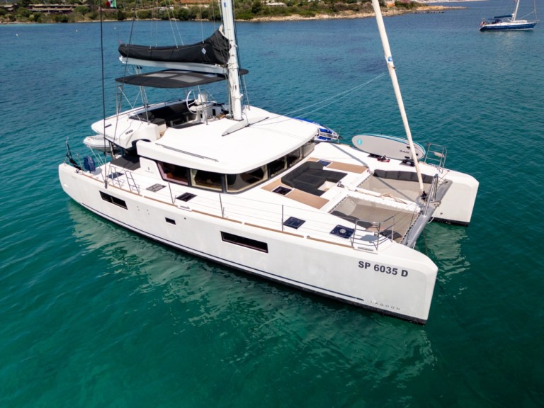 Catamaran to hire Cugnana Verde at the best price