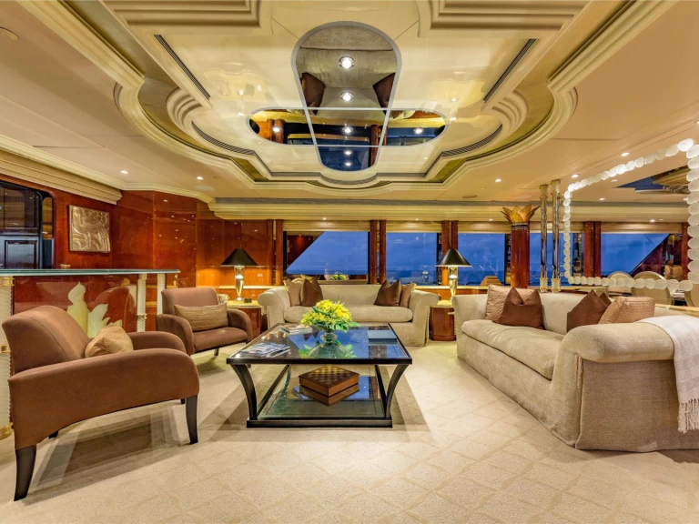 Hire Luxury Yacht Christensen with a boat licence