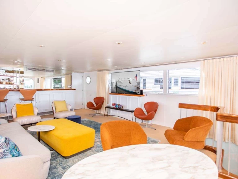 Luxury Yacht to hire State of Maine at the best price