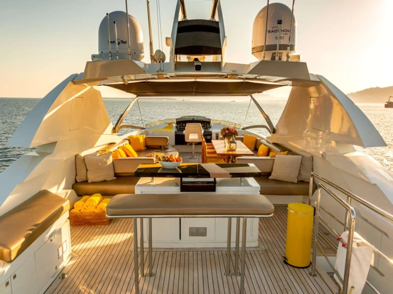 Hire a Peri Yachts Quantum Cannes