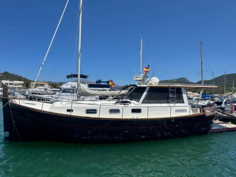 Hire Motorboat Menorquin-Yachts with a boat licence