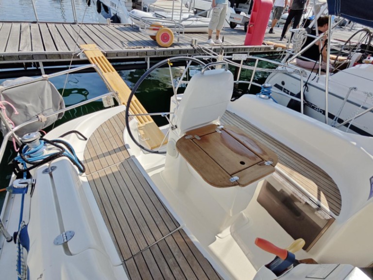 Charter a Bavaria Bavaria 30 Cruiser in Punat on Samboat