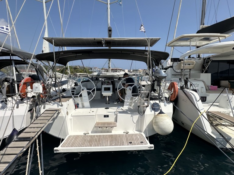 Charter a Bavaria Bavaria C42 in Alimos on Samboat