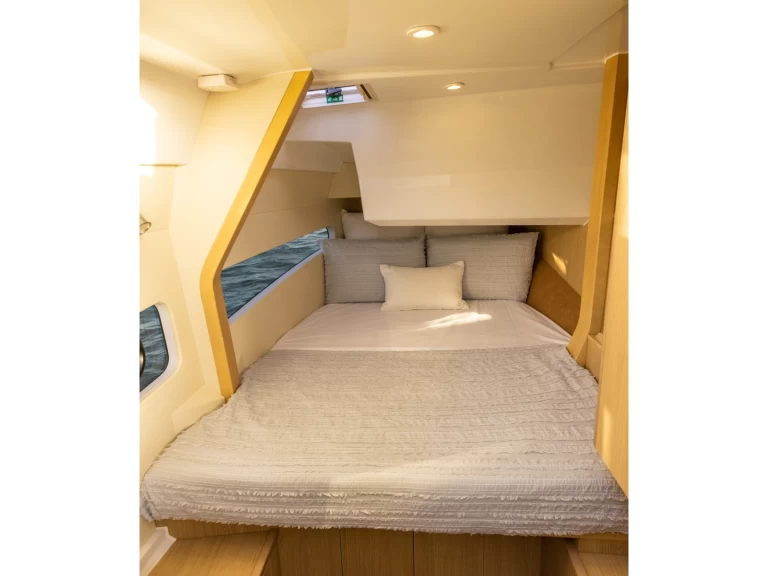 Hire Motorboat Aquila with a boat licence