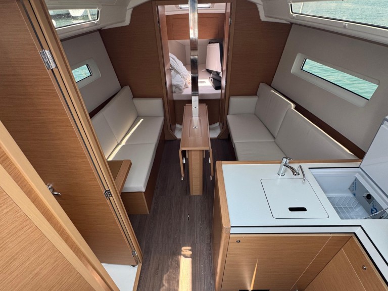 Yacht charter Nettuno - Jeanneau Sun Odyssey 350 on SamBoat