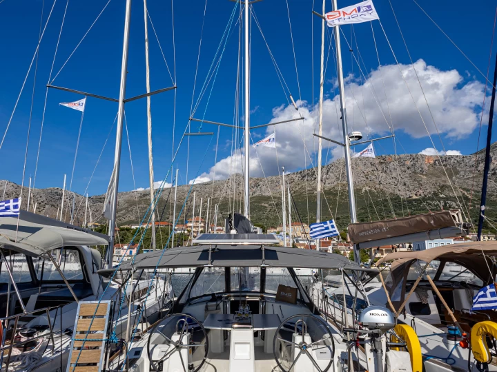 Charter a Bénéteau Oceanis 38.1 in Pálairos on Samboat