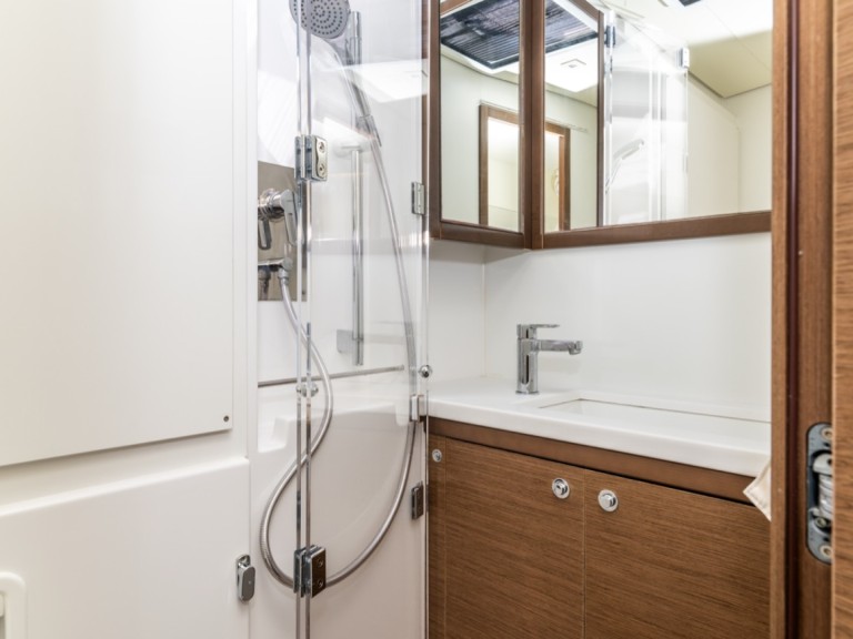 Catamaran hire in Cugnana Verde - Lagoon Lagoon 52 F