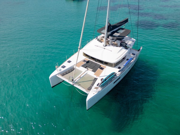 Catamaran to hire Cugnana Verde at the best price