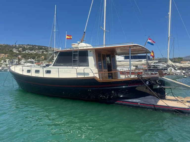 Hire Motorboat Menorquin-Yachts with a boat licence