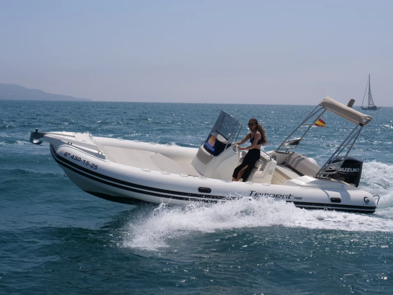 Charter a Capelli Tempest 700 in Empuriabrava on Samboat
