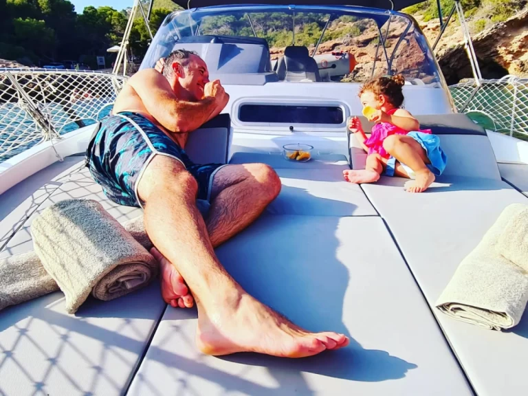 Hire Motorboat Jeanneau with a boat licence