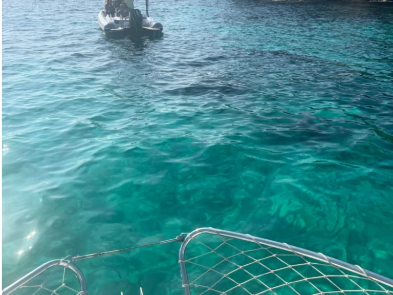 Hire Motorboat Jeanneau with a boat licence