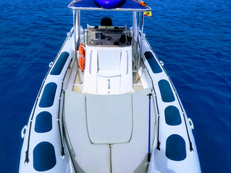 Hire Motorboat Astec with a boat licence