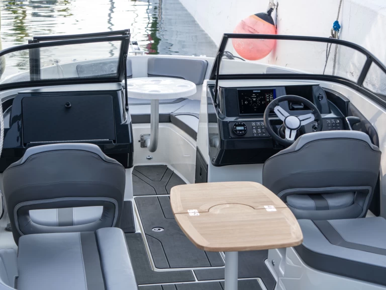 Yacht hire Puerto Banús cheap bayliner v20