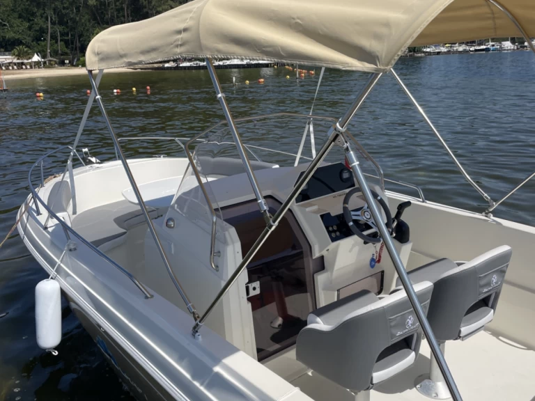 Hire Motorboat Pacific Craft with a boat licence