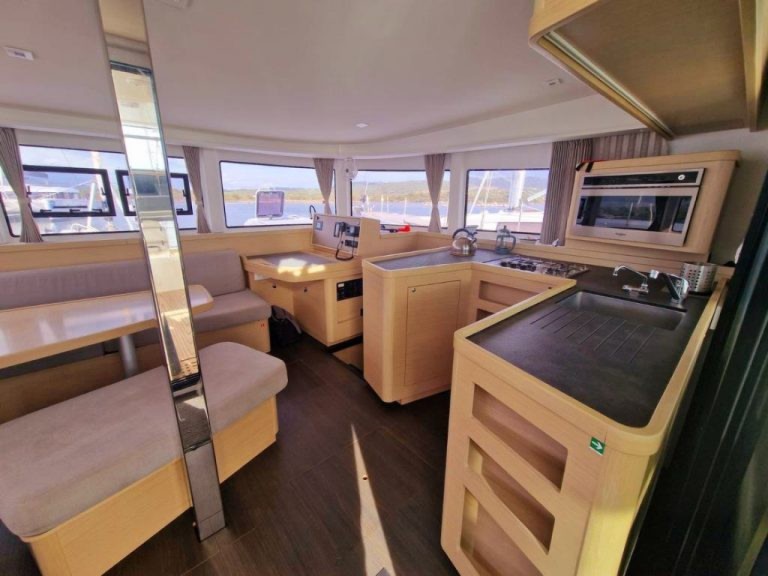 Hire Catamaran Lagoon with a boat licence