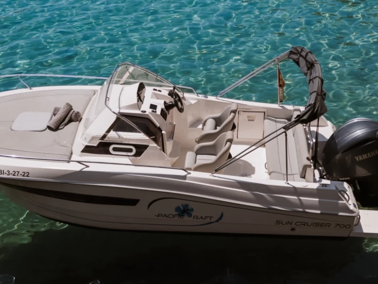 Hire Motorboat Pacific Craft with a boat licence