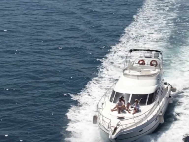 Motorboat to hire Himarë at the best price