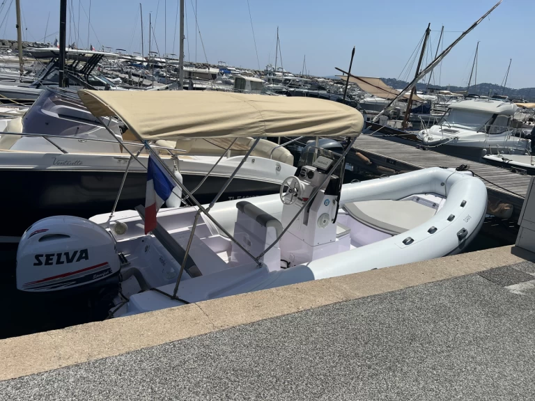 Hire a Selva D570FB Sainte-Maxime