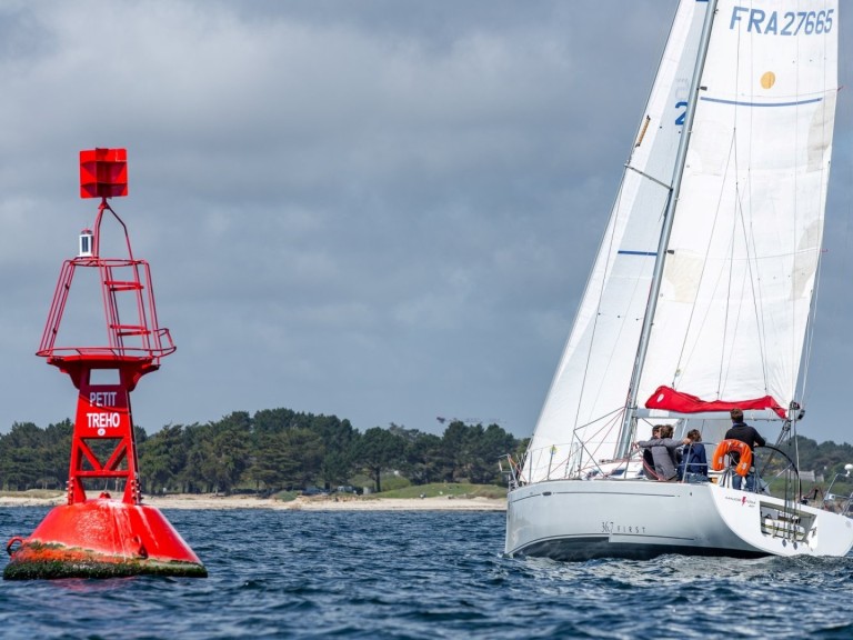 Sailboat to hire La Trinité-sur-Mer at the best price